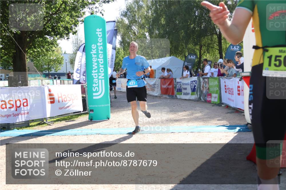 07.09.2025 - 19. Norderstedt Triathlon Zöllner http://msf.ph/oto/8787679 07.09.2025 15:58:45 Ziel 410, 427 meine-sportfotos.de