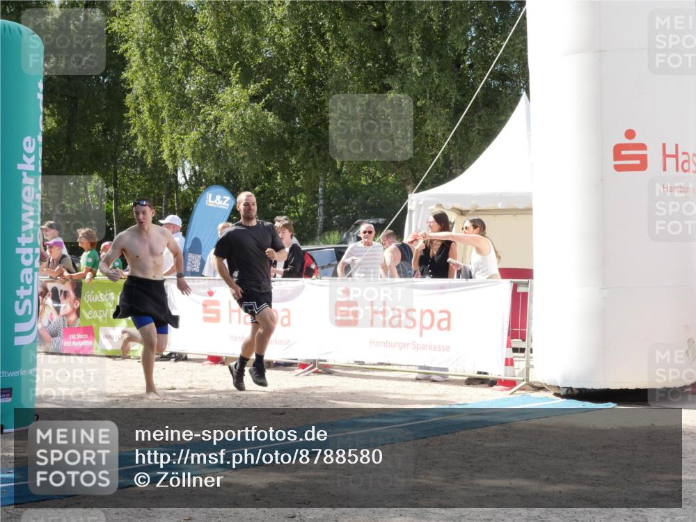 07.09.2025 - 19. Norderstedt Triathlon Zöllner http://msf.ph/oto/8788580 07.09.2025 13:49:26 Ziel 320, 789 meine-sportfotos.de