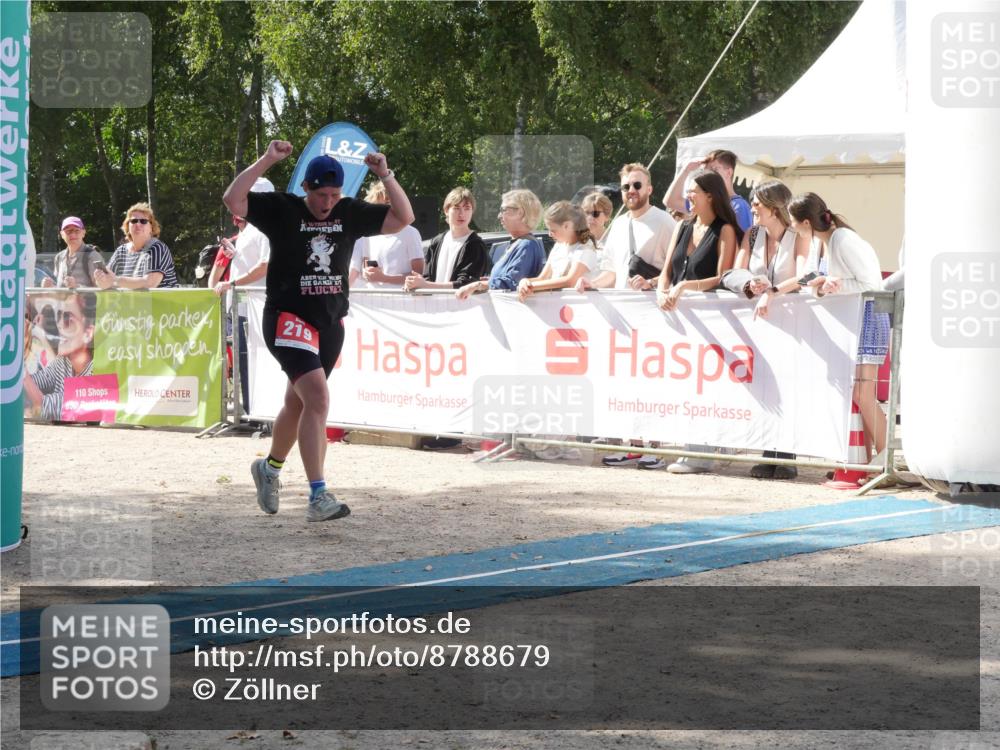 07.09.2025 - 19. Norderstedt Triathlon Zöllner http://msf.ph/oto/8788679 07.09.2025 13:51:20 Ziel 219, 1356 meine-sportfotos.de