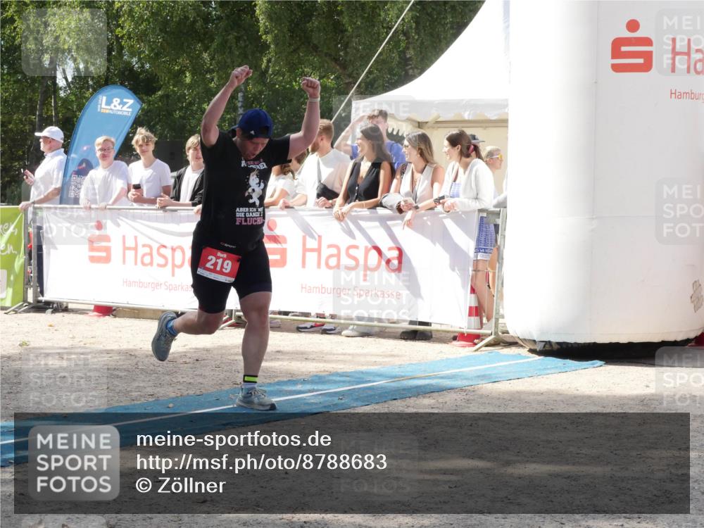 07.09.2025 - 19. Norderstedt Triathlon Zöllner http://msf.ph/oto/8788683 07.09.2025 13:51:21 Ziel 219, 1356 meine-sportfotos.de