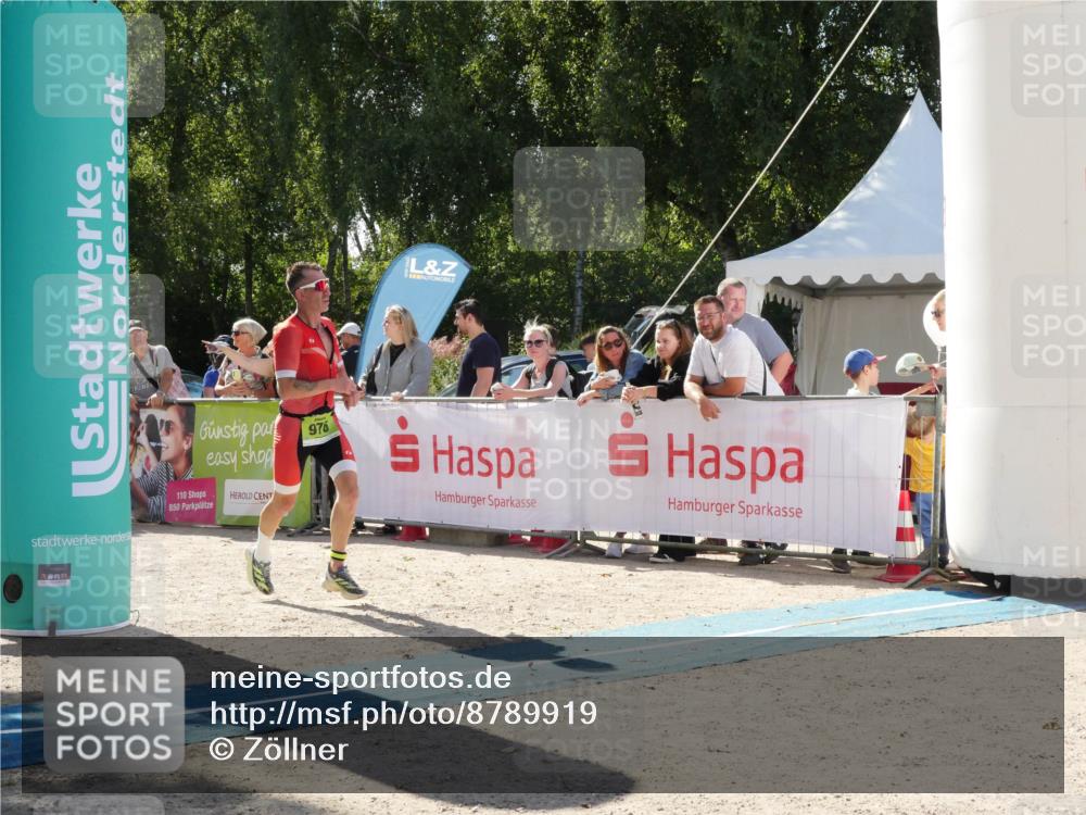 07.09.2025 - 19. Norderstedt Triathlon Zöllner http://msf.ph/oto/8789919 07.09.2025 15:24:01 Ziel 976, 988 meine-sportfotos.de