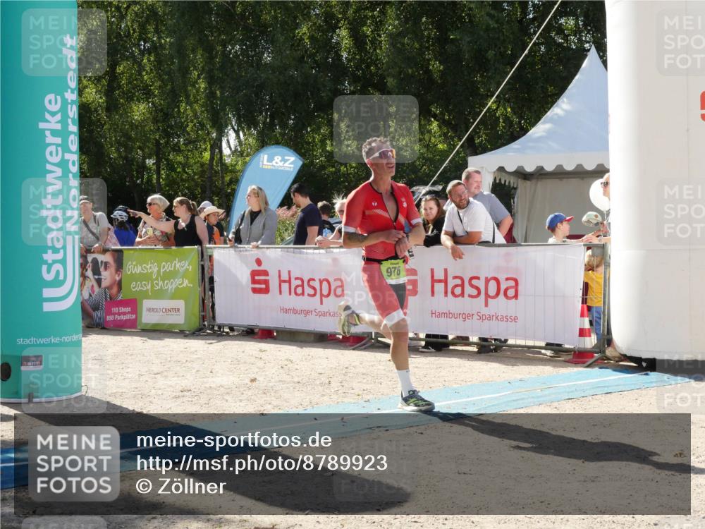 07.09.2025 - 19. Norderstedt Triathlon Zöllner http://msf.ph/oto/8789923 07.09.2025 15:24:02 Ziel 976, 988 meine-sportfotos.de