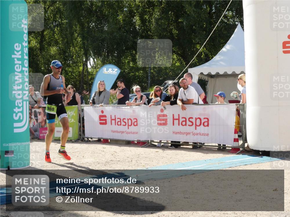 07.09.2025 - 19. Norderstedt Triathlon Zöllner http://msf.ph/oto/8789933 07.09.2025 15:24:04 Ziel 976, 988 meine-sportfotos.de