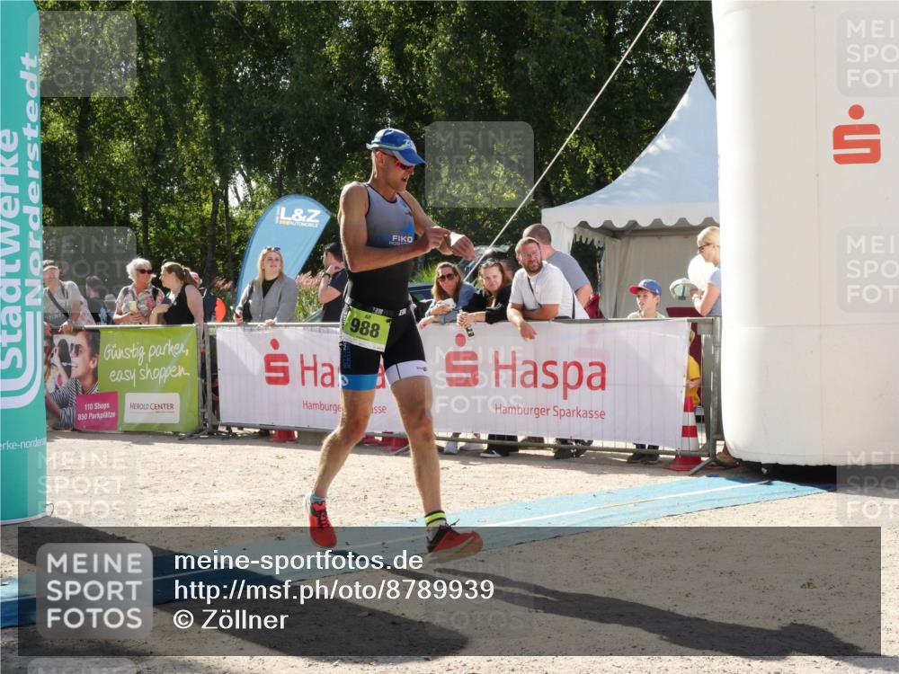 07.09.2025 - 19. Norderstedt Triathlon Zöllner http://msf.ph/oto/8789939 07.09.2025 15:24:05 Ziel 976, 988 meine-sportfotos.de