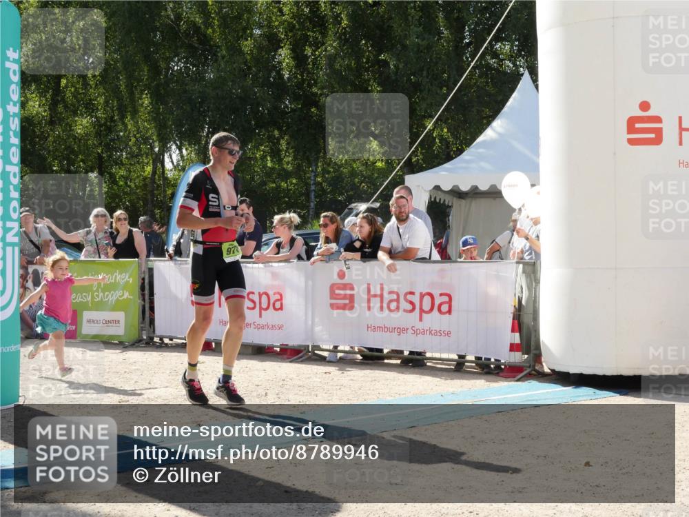 07.09.2025 - 19. Norderstedt Triathlon Zöllner http://msf.ph/oto/8789946 07.09.2025 15:24:27 Ziel 978 meine-sportfotos.de