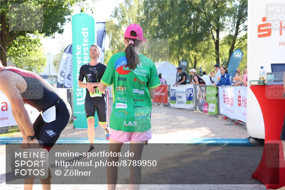07.09.2025 - 19. Norderstedt Triathlon Zöllner http://msf.ph/oto/8789950 07.09.2025 16:22:02 Ziel 504, 522, 541 meine-sportfotos.de