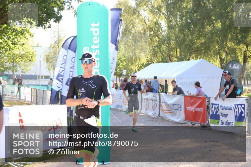 07.09.2025 - 19. Norderstedt Triathlon Zöllner http://msf.ph/oto/8790075 07.09.2025 16:23:42 Ziel 537, 538 meine-sportfotos.de