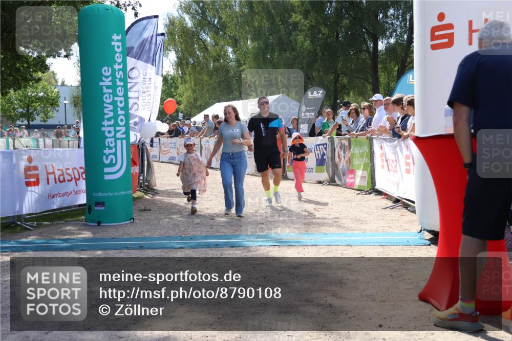07.09.2025 - 19. Norderstedt Triathlon Zöllner http://msf.ph/oto/8790108 07.09.2025 13:57:06 Ziel 310, 336 meine-sportfotos.de