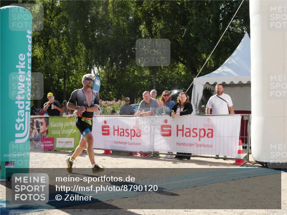 07.09.2025 - 19. Norderstedt Triathlon Zöllner http://msf.ph/oto/8790120 07.09.2025 15:29:32 Ziel 990, 991 meine-sportfotos.de