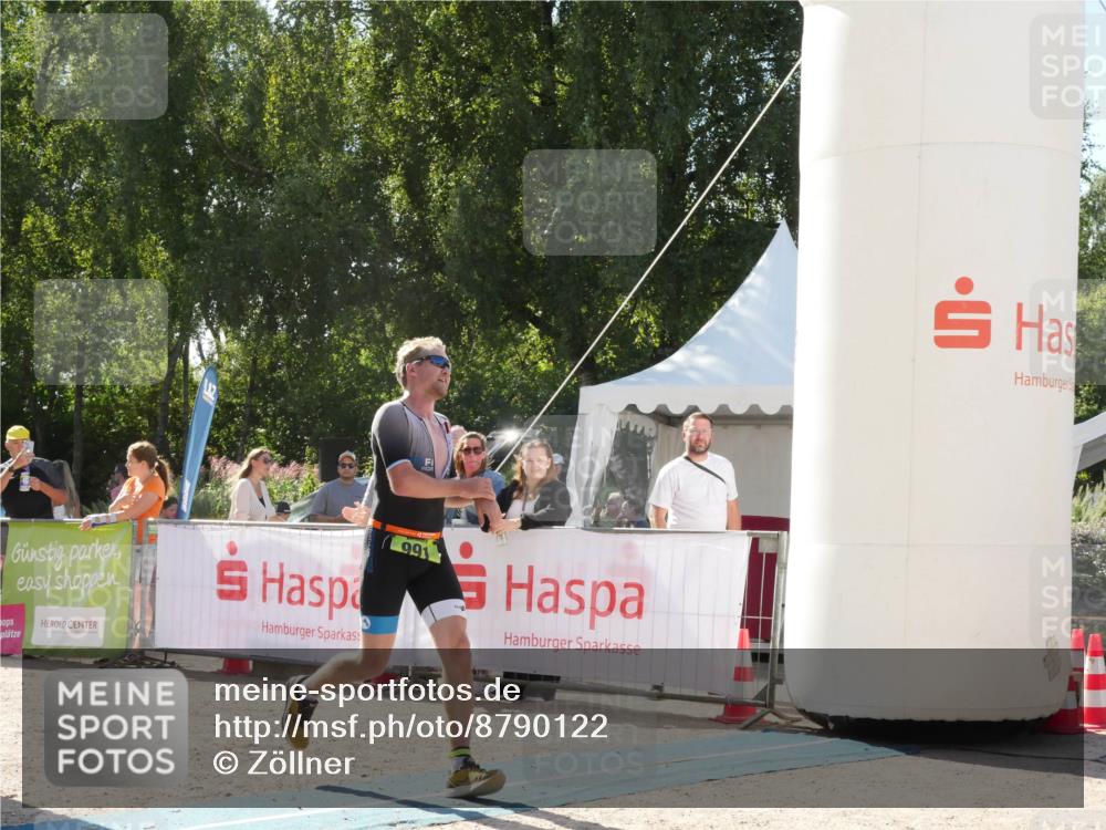 07.09.2025 - 19. Norderstedt Triathlon Zöllner http://msf.ph/oto/8790122 07.09.2025 15:29:33 Ziel 990, 991 meine-sportfotos.de