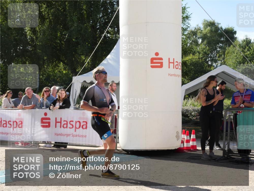 07.09.2025 - 19. Norderstedt Triathlon Zöllner http://msf.ph/oto/8790125 07.09.2025 15:29:33 Ziel 990, 991 meine-sportfotos.de