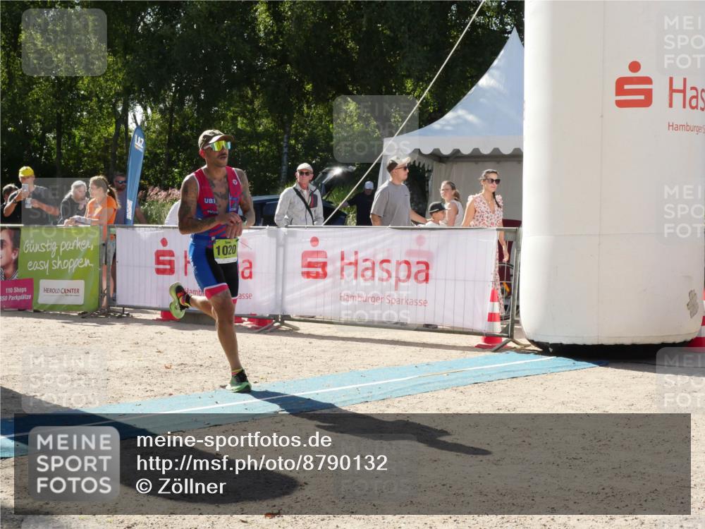 07.09.2025 - 19. Norderstedt Triathlon Zöllner http://msf.ph/oto/8790132 07.09.2025 15:29:43 Ziel 1020, 1027 meine-sportfotos.de