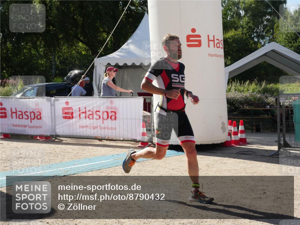 07.09.2025 - 19. Norderstedt Triathlon Zöllner http://msf.ph/oto/8790432 07.09.2025 15:40:26 Ziel 977, 982 meine-sportfotos.de