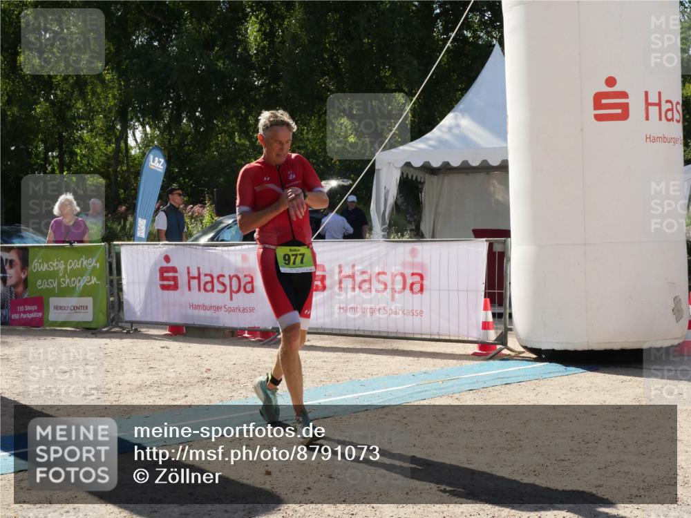 07.09.2025 - 19. Norderstedt Triathlon Zöllner http://msf.ph/oto/8791073 07.09.2025 15:40:31 Ziel 977, 982 meine-sportfotos.de