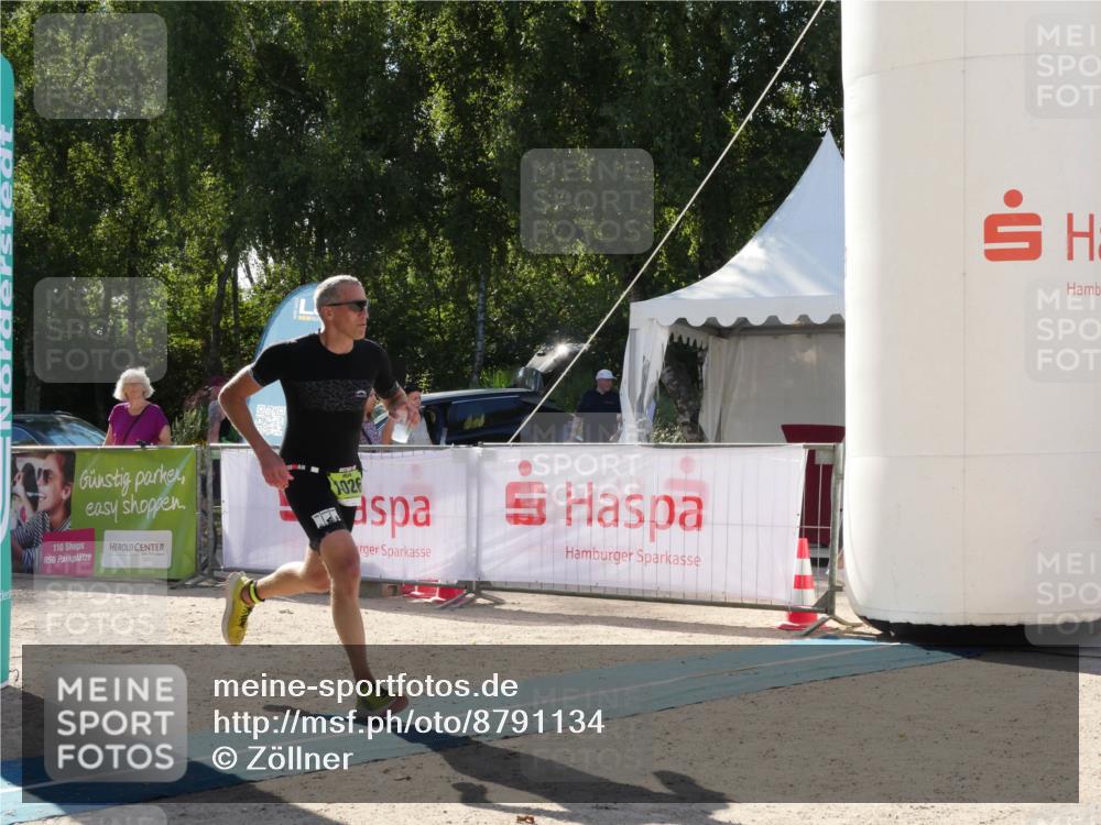 07.09.2025 - 19. Norderstedt Triathlon Zöllner http://msf.ph/oto/8791134 07.09.2025 15:42:33 Ziel 877, 1026 meine-sportfotos.de