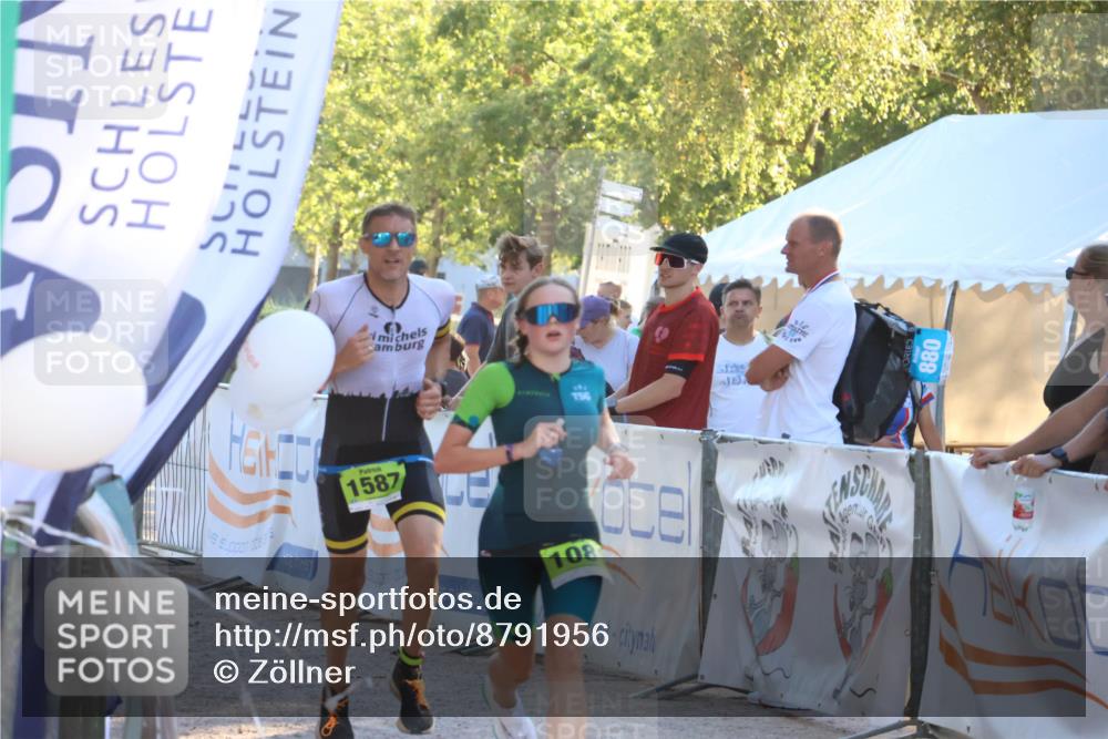 07.09.2025 - 19. Norderstedt Triathlon Zöllner http://msf.ph/oto/8791956 07.09.2025 16:34:40 Ziel 1080, 1587, 1590 meine-sportfotos.de