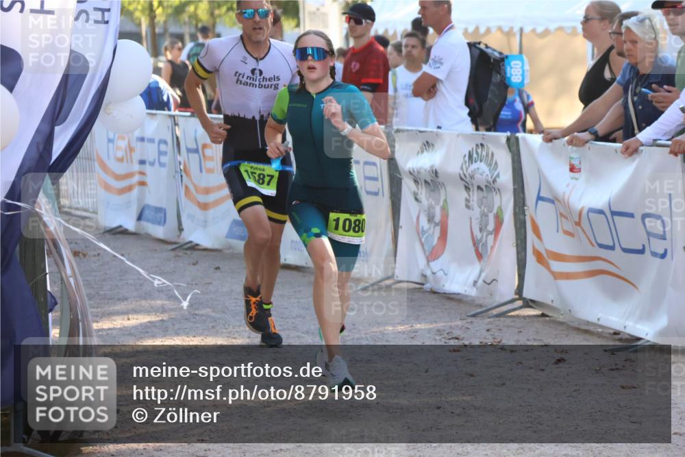 07.09.2025 - 19. Norderstedt Triathlon Zöllner http://msf.ph/oto/8791958 07.09.2025 16:34:41 Ziel 1080, 1587, 1590 meine-sportfotos.de