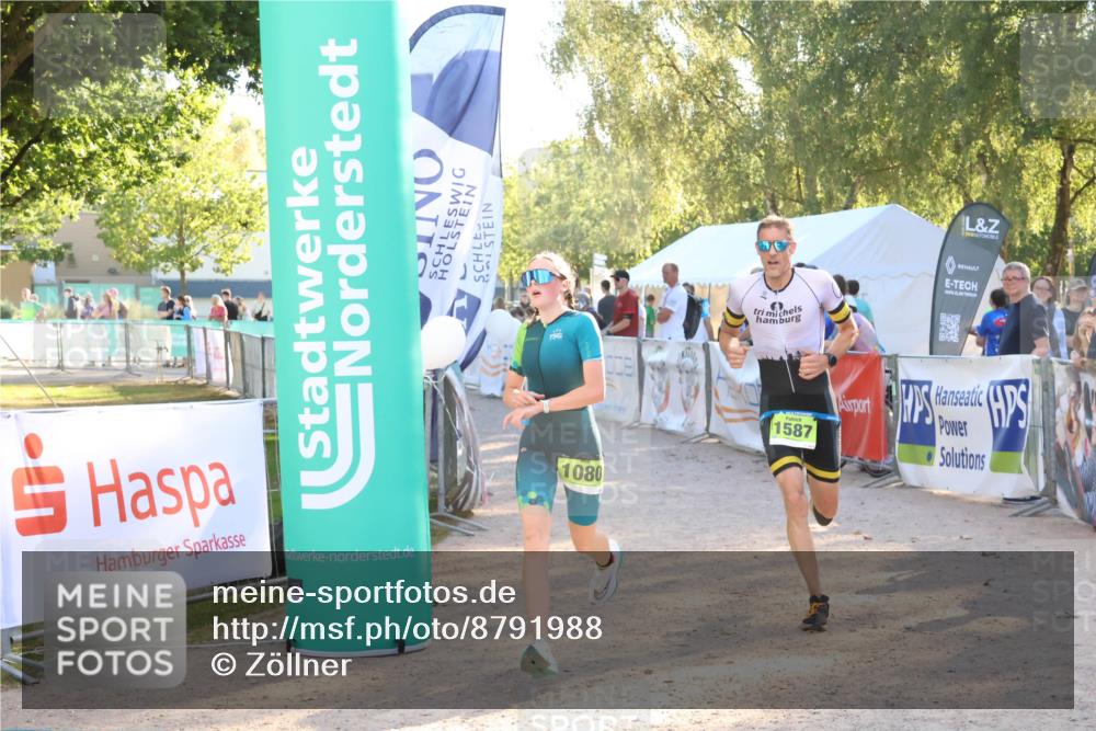07.09.2025 - 19. Norderstedt Triathlon Zöllner http://msf.ph/oto/8791988 07.09.2025 16:34:43 Ziel 1080, 1587, 1590 meine-sportfotos.de
