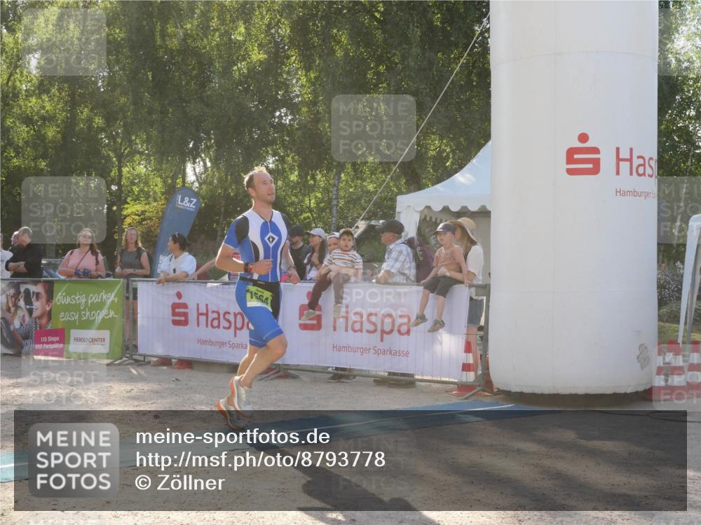 07.09.2025 - 19. Norderstedt Triathlon Zöllner http://msf.ph/oto/8793778 07.09.2025 16:39:42 Ziel 1067, 1564 meine-sportfotos.de
