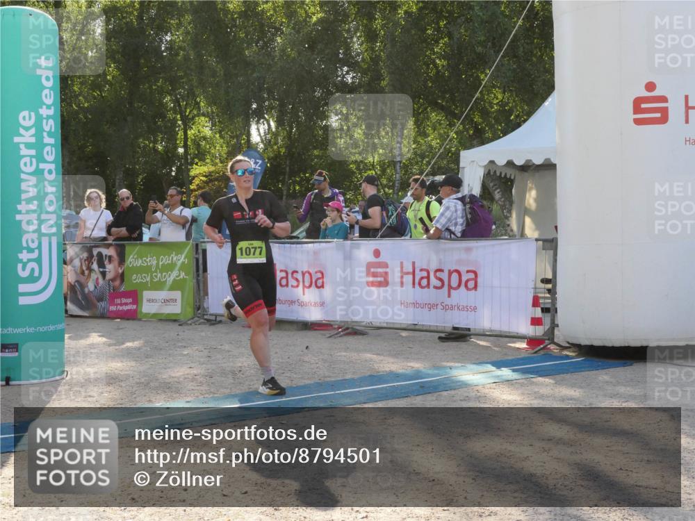 07.09.2025 - 19. Norderstedt Triathlon Zöllner http://msf.ph/oto/8794501 07.09.2025 16:48:49 Ziel 1077, 1093 meine-sportfotos.de