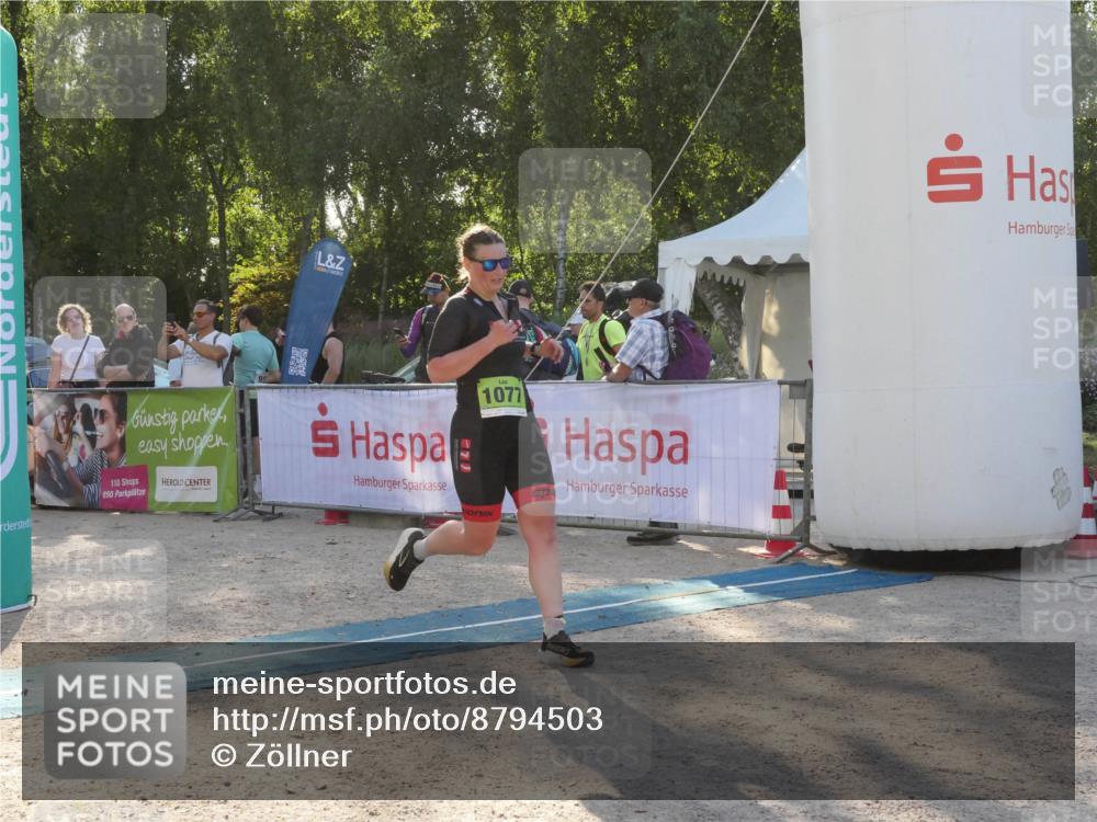 07.09.2025 - 19. Norderstedt Triathlon Zöllner http://msf.ph/oto/8794503 07.09.2025 16:48:49 Ziel 1077, 1093 meine-sportfotos.de