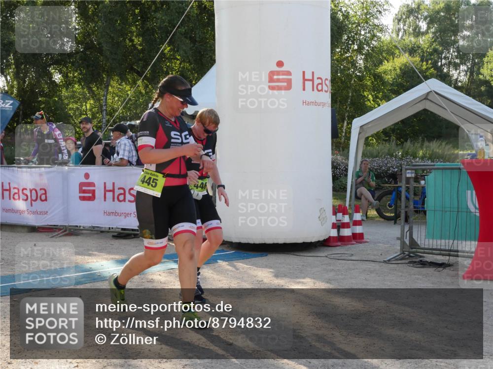 07.09.2025 - 19. Norderstedt Triathlon Zöllner http://msf.ph/oto/8794832 07.09.2025 16:52:46 Ziel 445, 446 meine-sportfotos.de