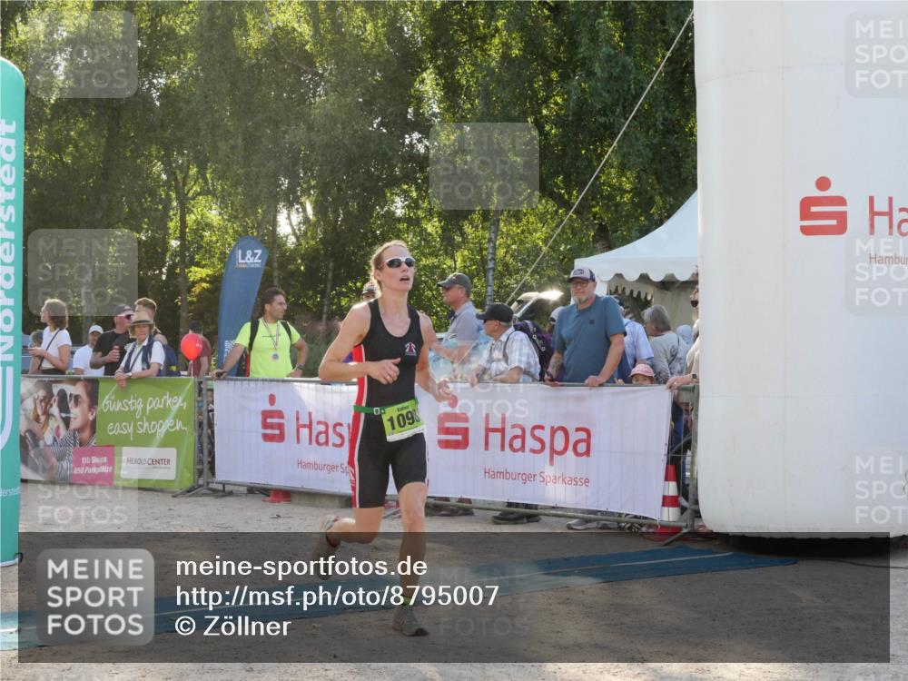 07.09.2025 - 19. Norderstedt Triathlon Zöllner http://msf.ph/oto/8795007 07.09.2025 16:55:49 Ziel 1098, 1102 meine-sportfotos.de