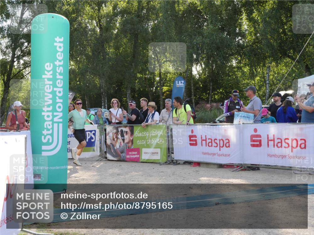07.09.2025 - 19. Norderstedt Triathlon Zöllner http://msf.ph/oto/8795165 07.09.2025 16:58:42 Ziel 953, 956 meine-sportfotos.de