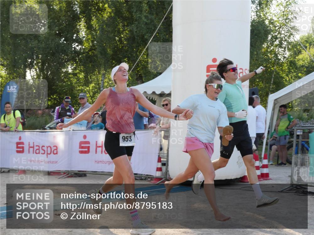 07.09.2025 - 19. Norderstedt Triathlon Zöllner http://msf.ph/oto/8795183 07.09.2025 16:58:44 Ziel 953, 956, 1091 meine-sportfotos.de