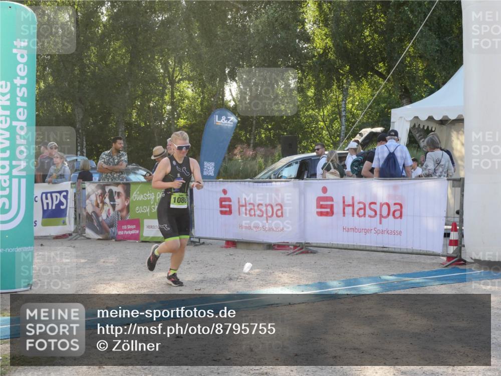 07.09.2025 - 19. Norderstedt Triathlon Zöllner http://msf.ph/oto/8795755 07.09.2025 17:03:10 Ziel 868, 1086 meine-sportfotos.de