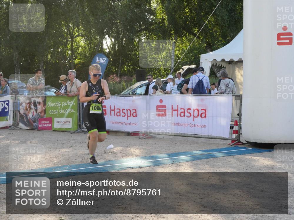 07.09.2025 - 19. Norderstedt Triathlon Zöllner http://msf.ph/oto/8795761 07.09.2025 17:03:10 Ziel 868, 1086 meine-sportfotos.de