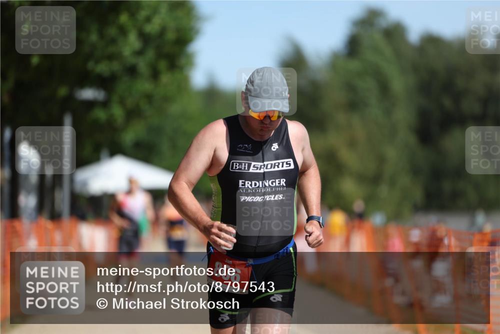 07.09.2025 - 19. Norderstedt Triathlon Michael Strokosch http://msf.ph/oto/8797543 07.09.2025 11:56:56 Laufen 806, 1176 meine-sportfotos.de