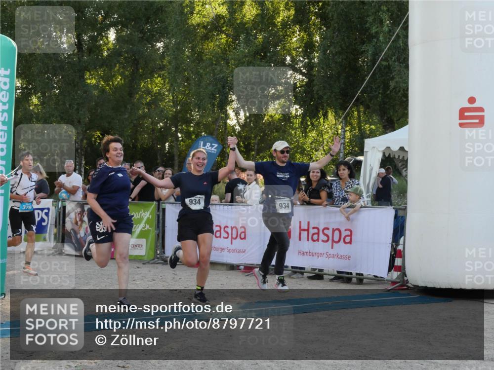 07.09.2025 - 19. Norderstedt Triathlon Zöllner http://msf.ph/oto/8797721 07.09.2025 17:35:55 Ziel 376, 934, 1454 meine-sportfotos.de