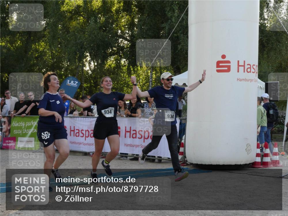 07.09.2025 - 19. Norderstedt Triathlon Zöllner http://msf.ph/oto/8797728 07.09.2025 17:35:55 Ziel 376, 934, 1454 meine-sportfotos.de