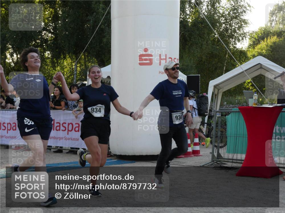 07.09.2025 - 19. Norderstedt Triathlon Zöllner http://msf.ph/oto/8797732 07.09.2025 17:35:56 Ziel 376, 934, 1454 meine-sportfotos.de