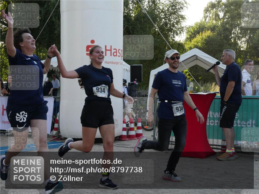 07.09.2025 - 19. Norderstedt Triathlon Zöllner http://msf.ph/oto/8797738 07.09.2025 17:35:56 Ziel 376, 934, 1454 meine-sportfotos.de