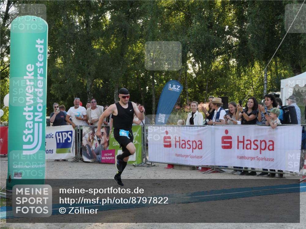 07.09.2025 - 19. Norderstedt Triathlon Zöllner http://msf.ph/oto/8797822 07.09.2025 17:37:10 Ziel 864, 929 meine-sportfotos.de
