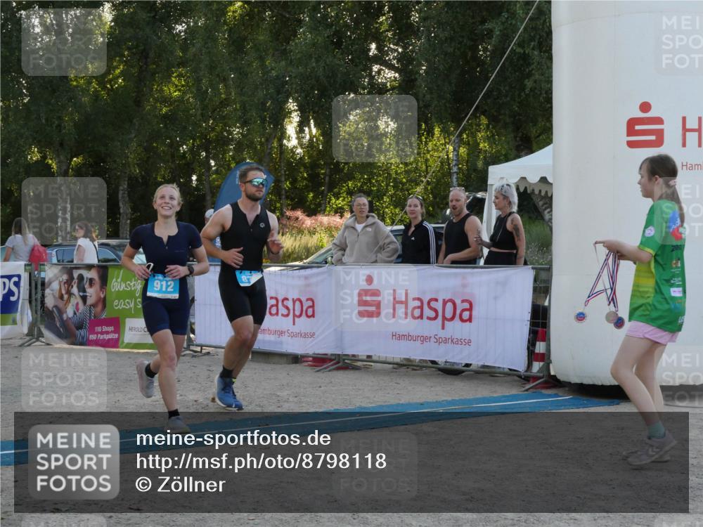 07.09.2025 - 19. Norderstedt Triathlon Zöllner http://msf.ph/oto/8798118 07.09.2025 17:45:18 Ziel 875, 912 meine-sportfotos.de