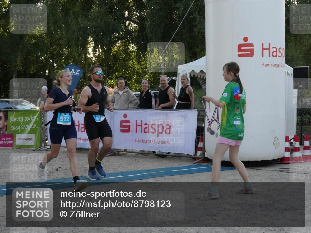 07.09.2025 - 19. Norderstedt Triathlon Zöllner http://msf.ph/oto/8798123 07.09.2025 17:45:18 Ziel 875, 912 meine-sportfotos.de