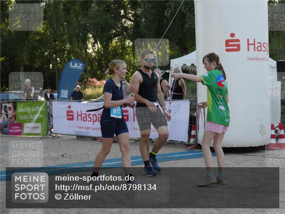 07.09.2025 - 19. Norderstedt Triathlon Zöllner http://msf.ph/oto/8798134 07.09.2025 17:45:19 Ziel 875, 912 meine-sportfotos.de