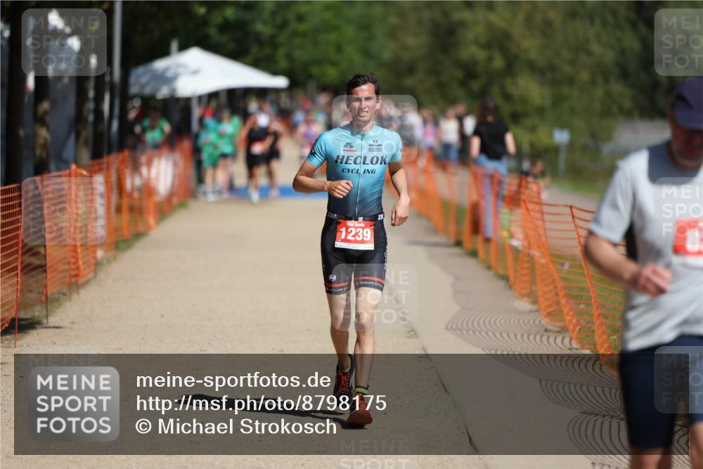 07.09.2025 - 19. Norderstedt Triathlon Michael Strokosch http://msf.ph/oto/8798175 07.09.2025 12:24:39 Laufen 826, 1239 meine-sportfotos.de