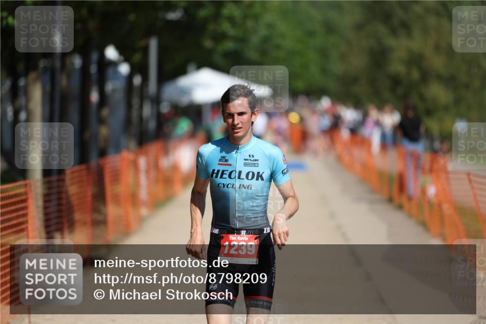 07.09.2025 - 19. Norderstedt Triathlon Michael Strokosch http://msf.ph/oto/8798209 07.09.2025 12:24:41 Laufen 826, 1239 meine-sportfotos.de