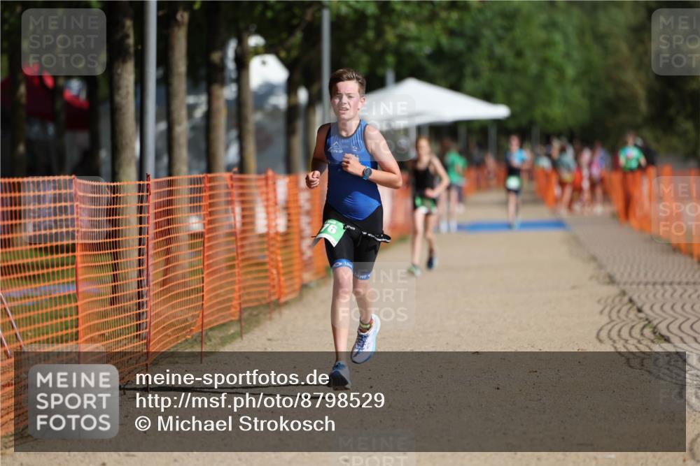 07.09.2025 - 19. Norderstedt Triathlon Michael Strokosch http://msf.ph/oto/8798529 07.09.2025 10:54:51 Laufen 676, 678 meine-sportfotos.de