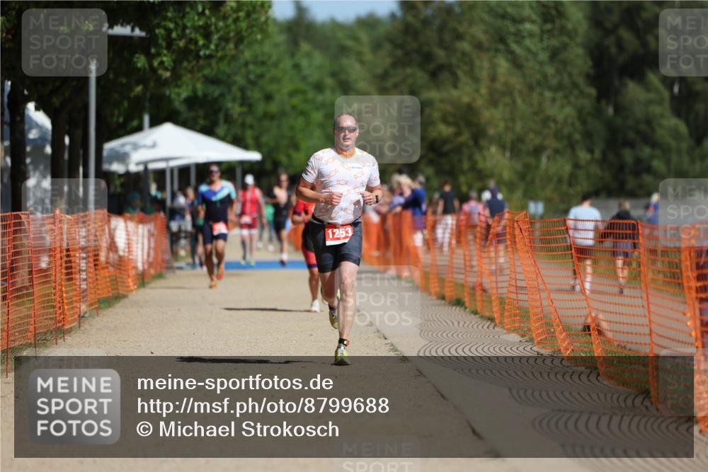 07.09.2025 - 19. Norderstedt Triathlon Michael Strokosch http://msf.ph/oto/8799688 07.09.2025 12:00:14 Laufen 1253 meine-sportfotos.de