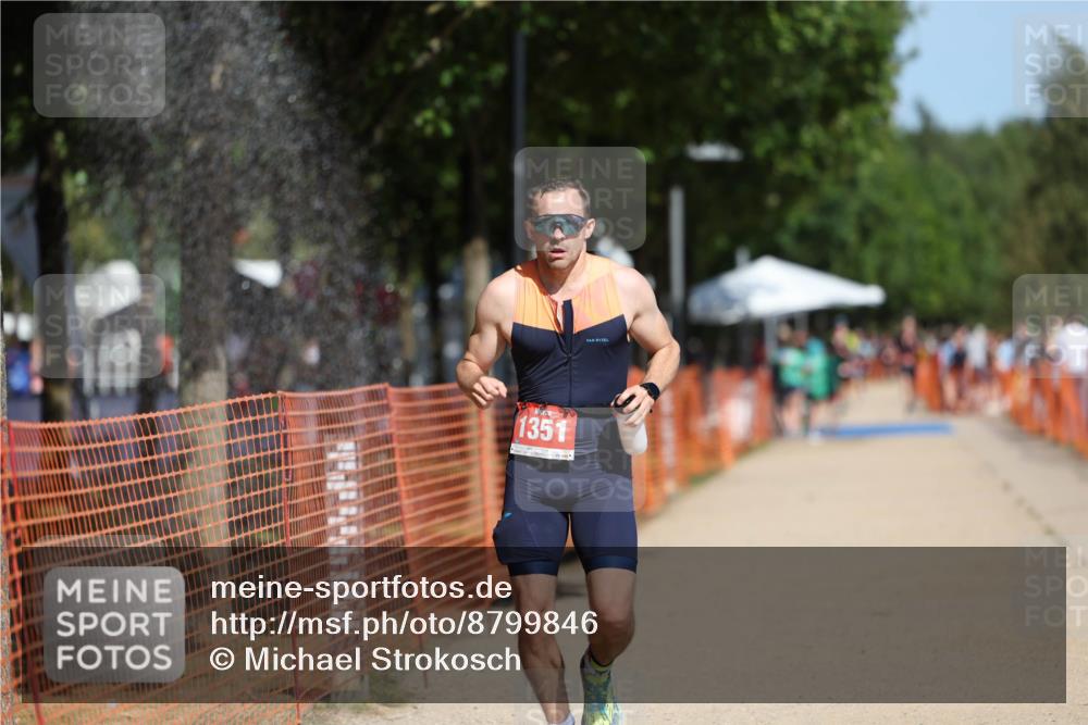 07.09.2025 - 19. Norderstedt Triathlon Michael Strokosch http://msf.ph/oto/8799846 07.09.2025 12:29:39 Laufen 186, 1350, 1351 meine-sportfotos.de