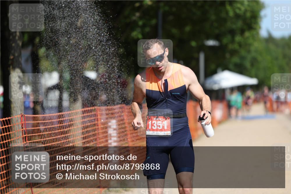 07.09.2025 - 19. Norderstedt Triathlon Michael Strokosch http://msf.ph/oto/8799868 07.09.2025 12:29:40 Laufen 1350, 1351 meine-sportfotos.de
