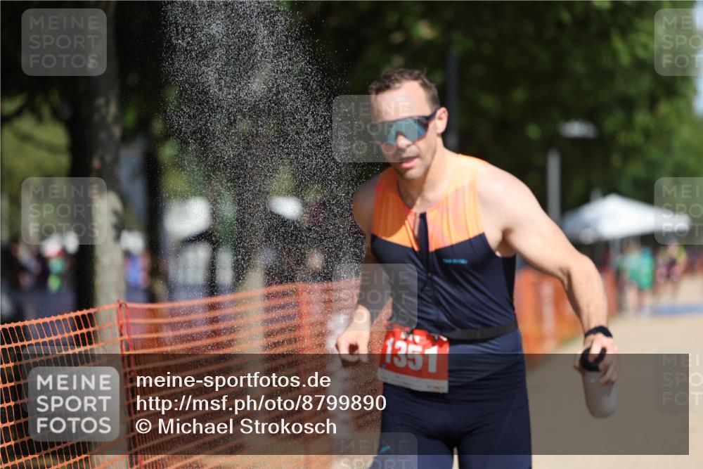 07.09.2025 - 19. Norderstedt Triathlon Michael Strokosch http://msf.ph/oto/8799890 07.09.2025 12:29:41 Laufen 1350, 1351 meine-sportfotos.de