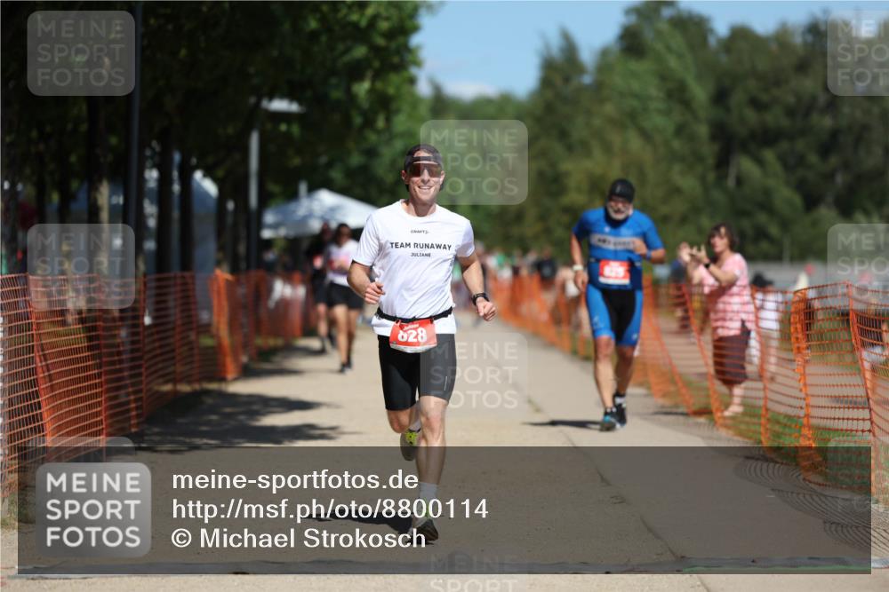 07.09.2025 - 19. Norderstedt Triathlon Michael Strokosch http://msf.ph/oto/8800114 07.09.2025 13:07:51 Laufen 825, 828 meine-sportfotos.de