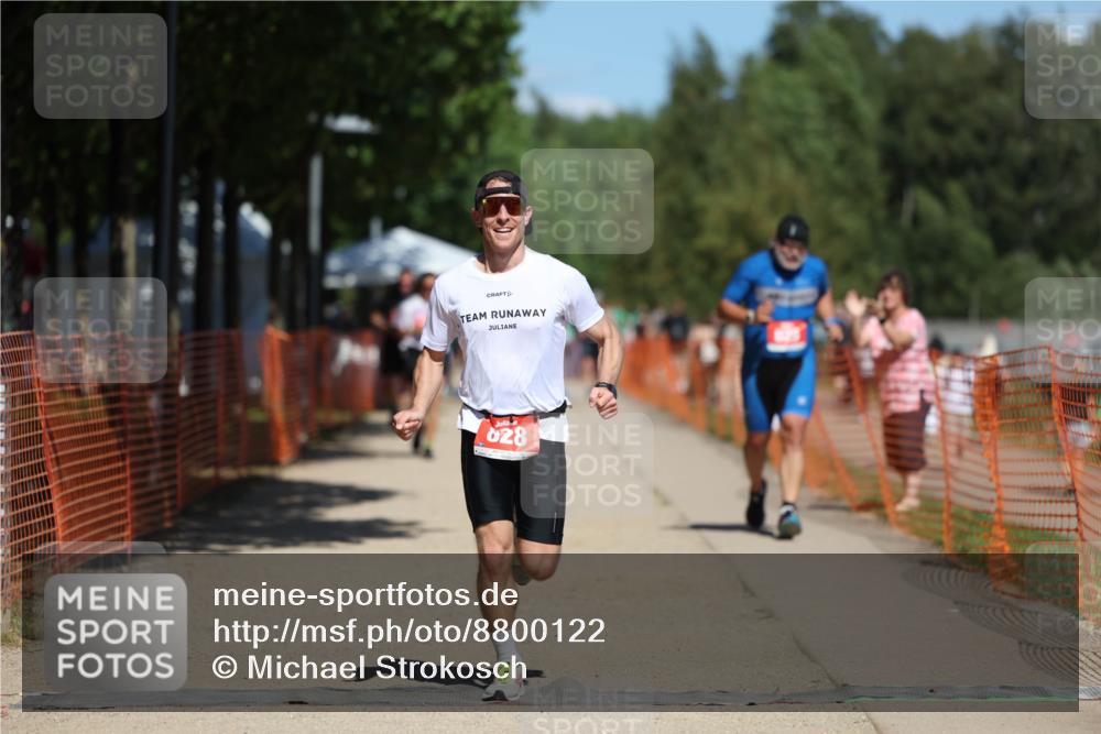 07.09.2025 - 19. Norderstedt Triathlon Michael Strokosch http://msf.ph/oto/8800122 07.09.2025 13:07:51 Laufen 825, 828 meine-sportfotos.de