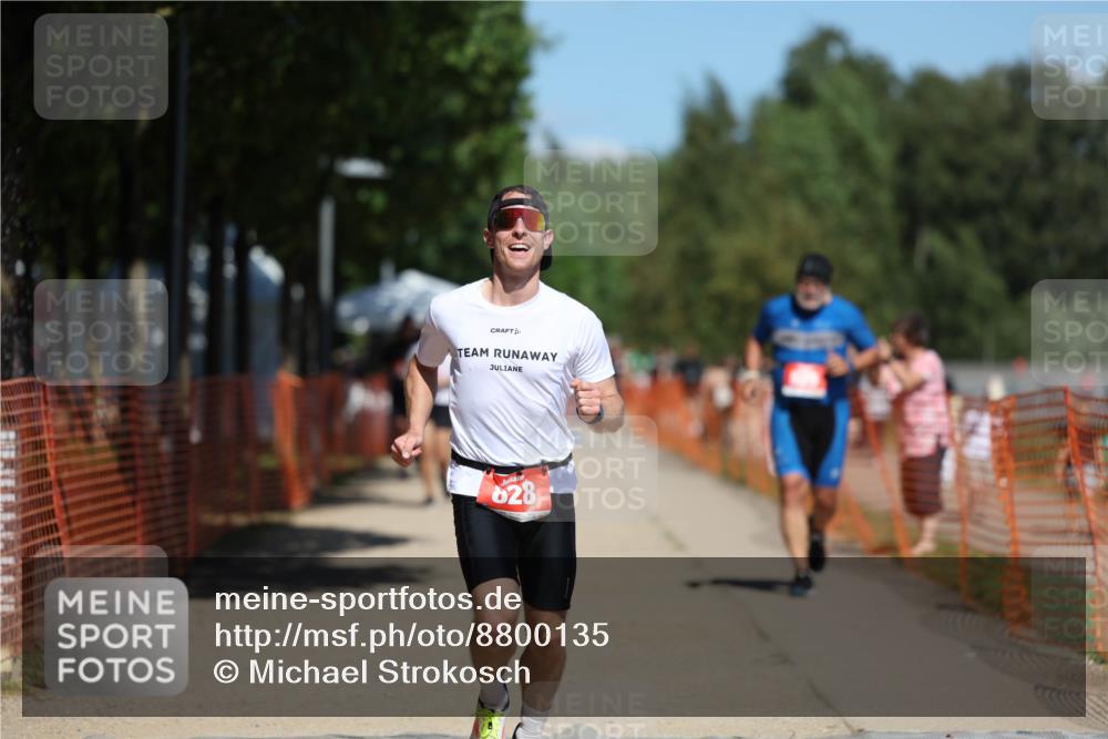 07.09.2025 - 19. Norderstedt Triathlon Michael Strokosch http://msf.ph/oto/8800135 07.09.2025 13:07:51 Laufen 825, 828 meine-sportfotos.de